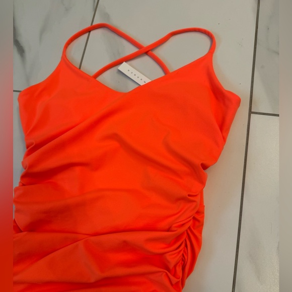 V front cross back gathered dress - size large - Picture 5 of 9